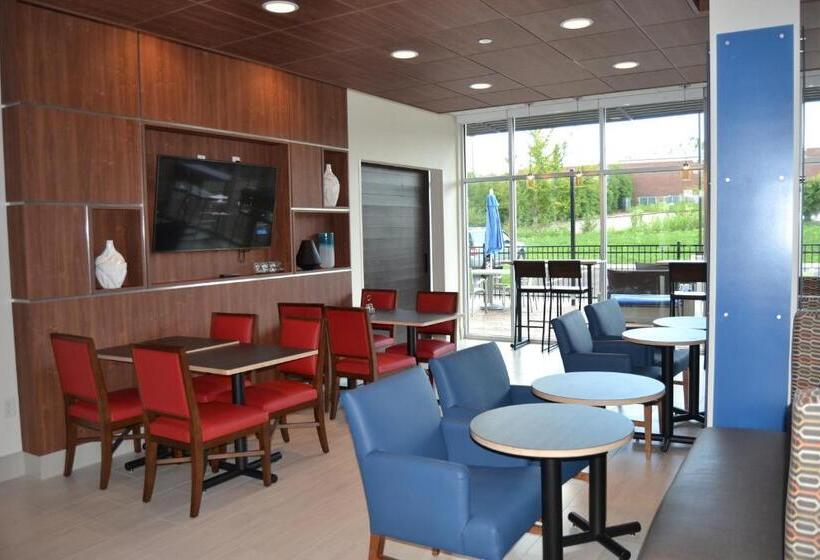 هتل Holiday Inn Express & Suites Goodlettsville N   Nashville, An Ihg