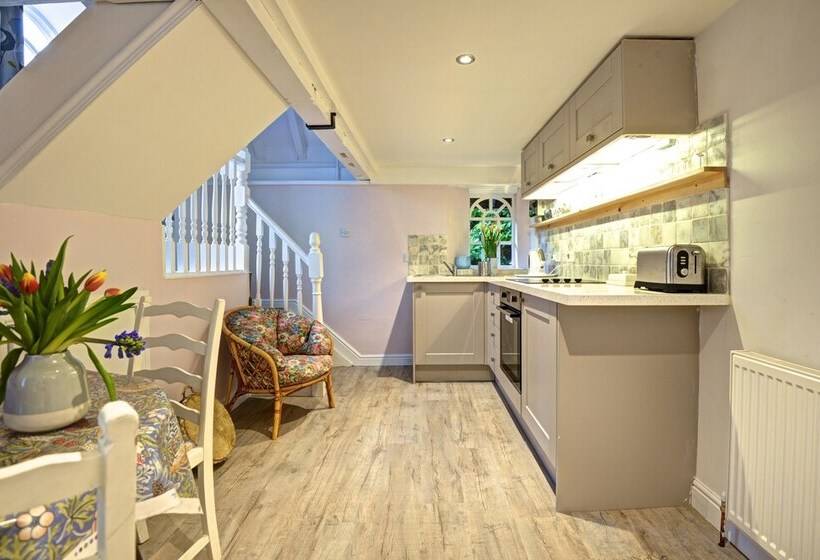 Holiday Cottages And North Star Apartment