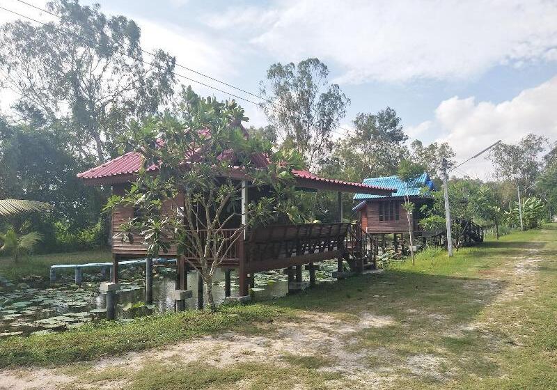 هتل Sarocha Resort Rayong