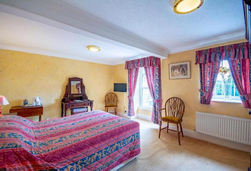 فندق Middle House