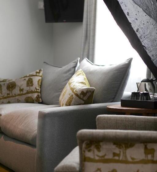 مسافرخانه The Rose And Crown