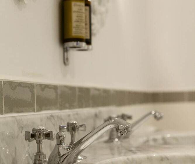 مسافرخانه The Rose And Crown