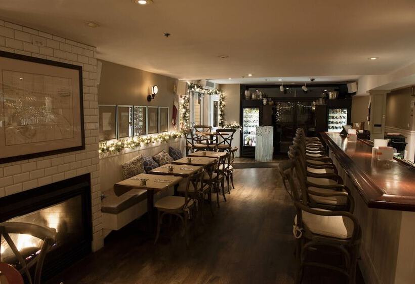 هتل The Crown And Anchor Inn