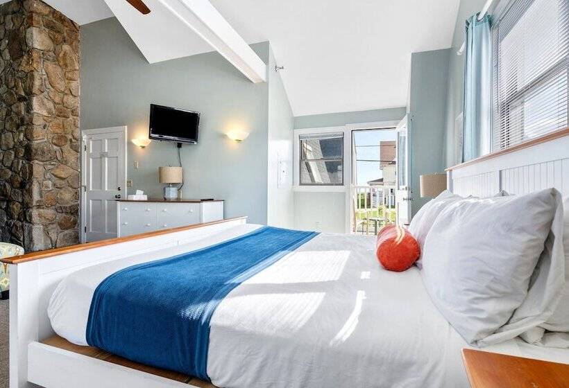 Отель The Lighthouse Inn & Suites