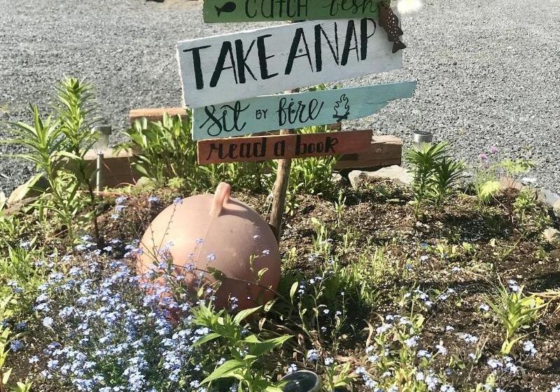 בית מלון כפרי Twin Peaks Lodge And Rv Park