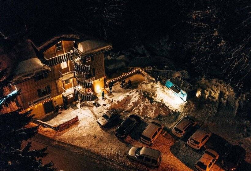 1861 Chatel Hostel