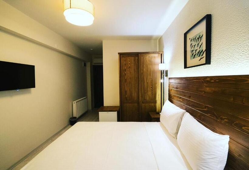هتل 8 Rooms