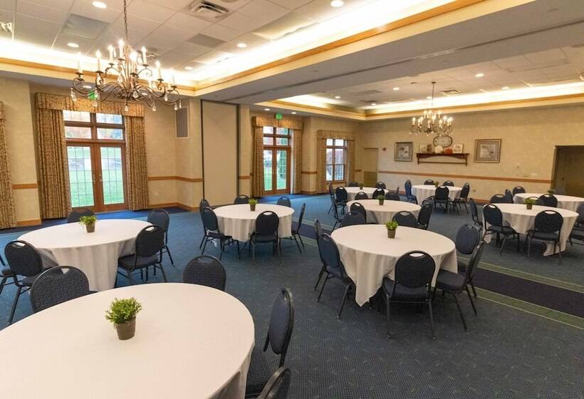 Отель Essenhaus Inn & Conf. Center