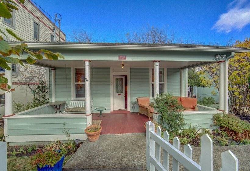 Пансион Carlisle Garden Suites