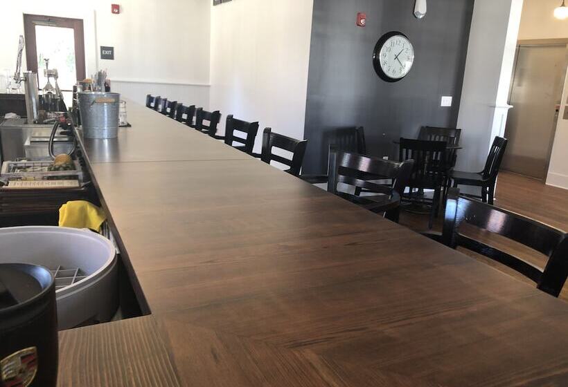 فندق Amelia Schoolhouse Inn