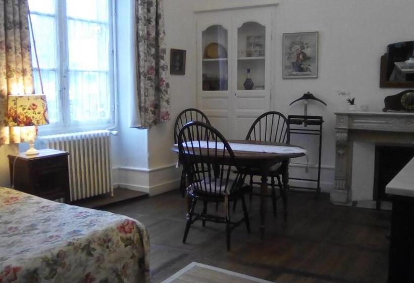 تختخواب و صبحانه La Maison Du Notaire Royal