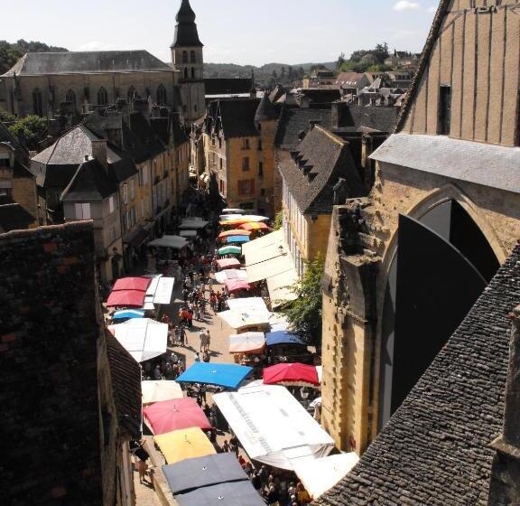 تختخواب و صبحانه La Maison Du Notaire Royal