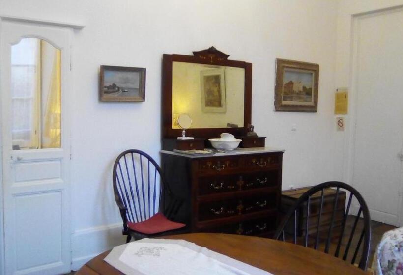 تختخواب و صبحانه La Maison Du Notaire Royal