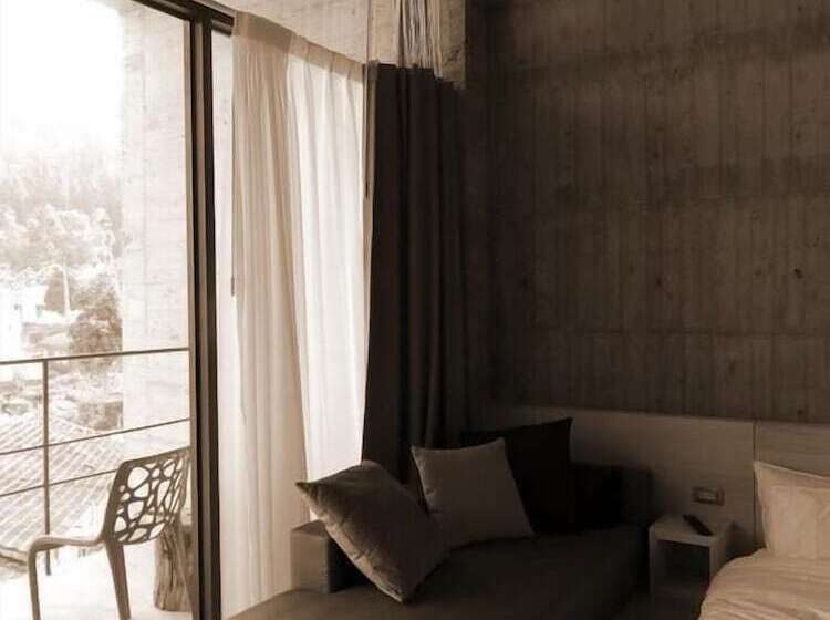 تختخواب و صبحانه One House