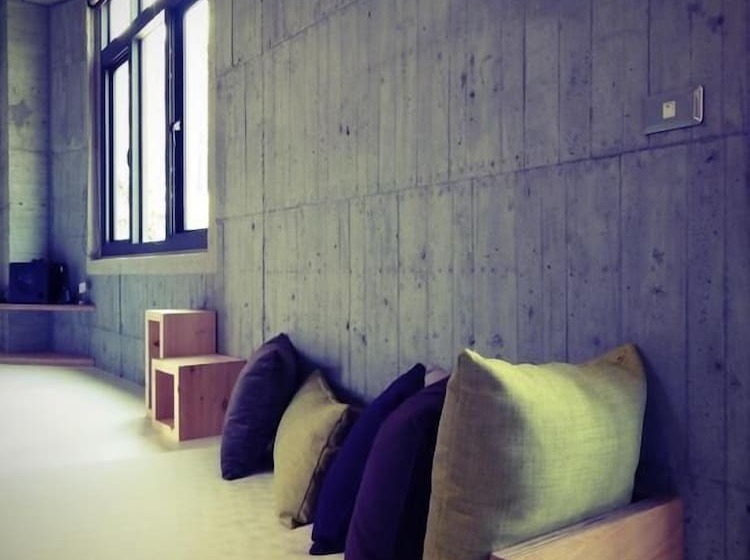 تختخواب و صبحانه One House