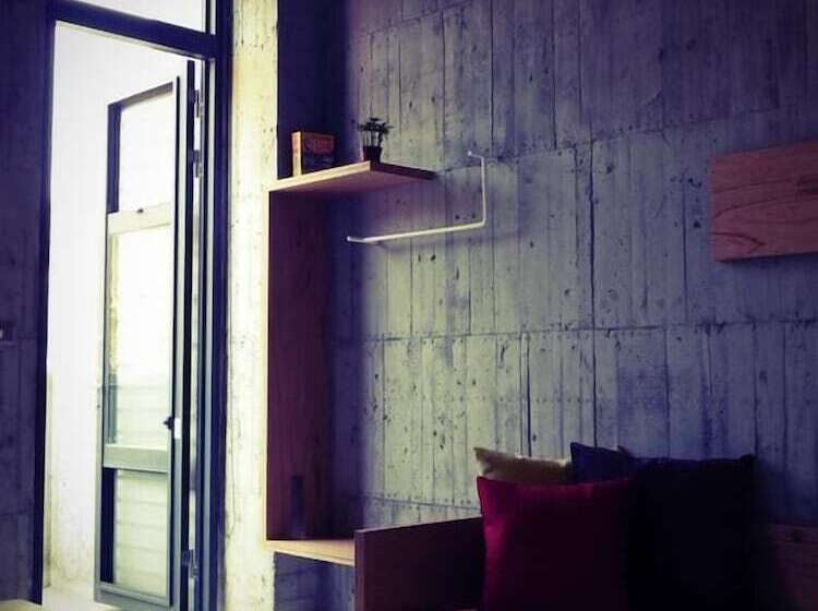 تختخواب و صبحانه One House