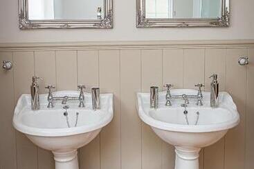 تختخواب و صبحانه Stoodleigh Court Coach House