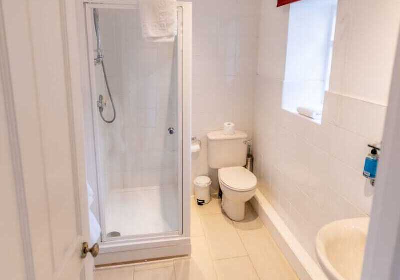 مسافرخانه Rose And Crown Bath