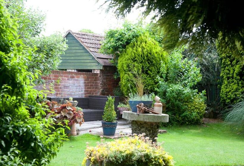 پانسیون The Old House Guest House