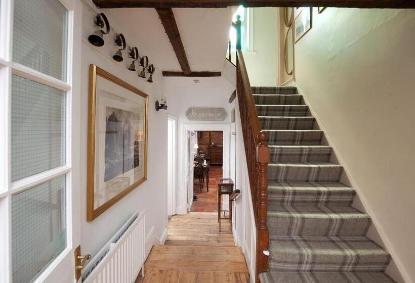 پانسیون The Old House Guest House