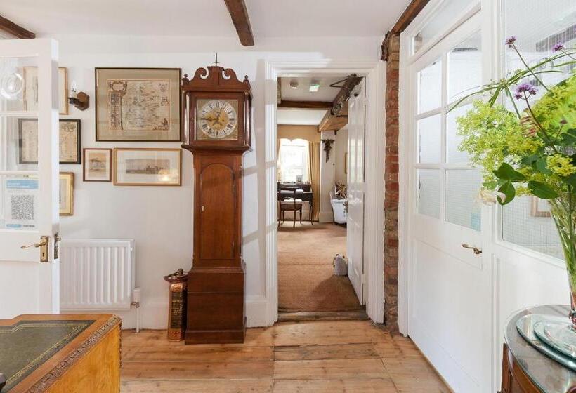 پانسیون The Old House Guest House