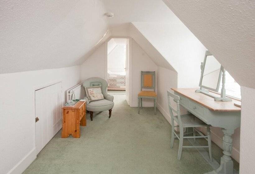 پانسیون The Old House Guest House