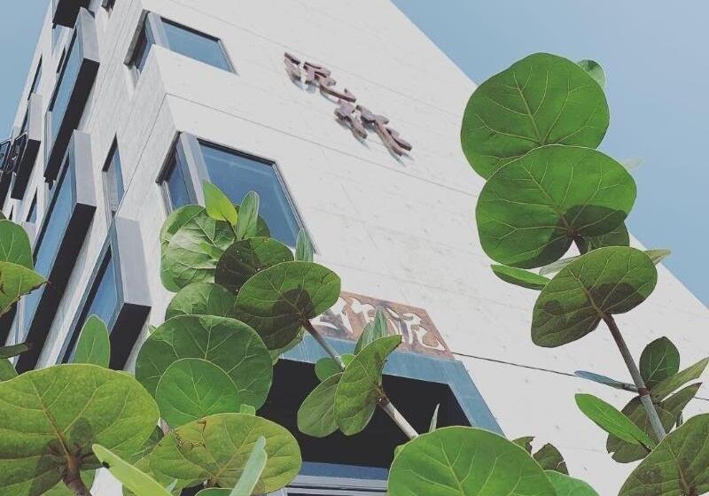 تختخواب و صبحانه Come Sit Hostel