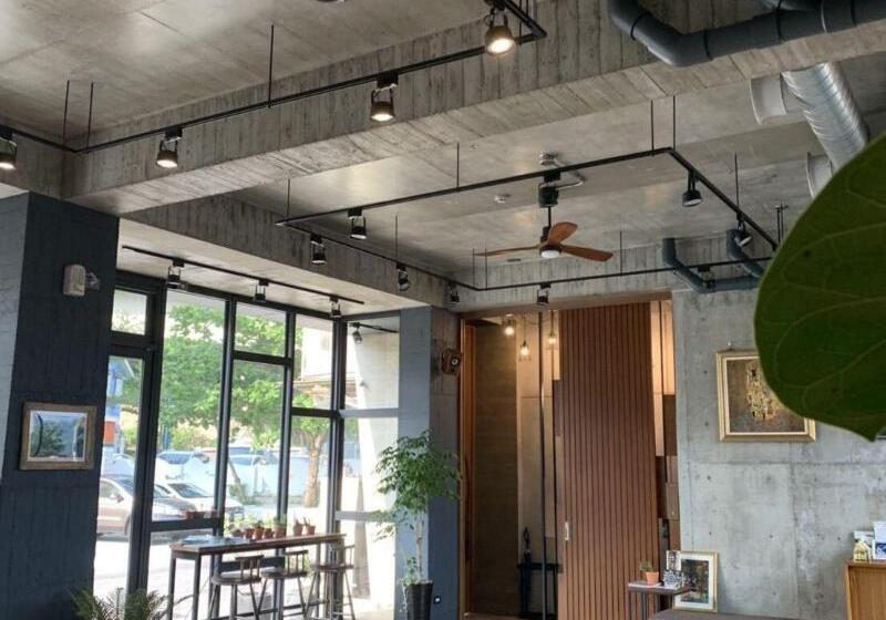 تختخواب و صبحانه Come Sit Hostel