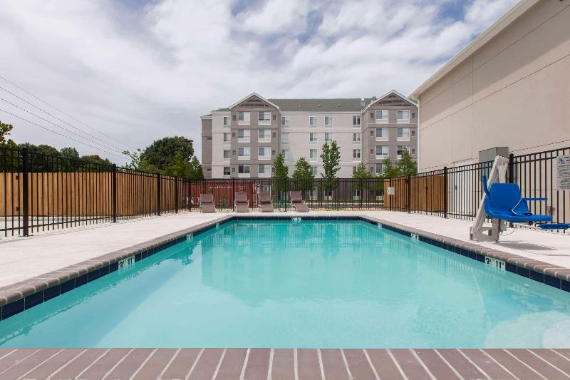 בית מלון כפרי Days Inn By Wyndham Baton Rouge Airport
