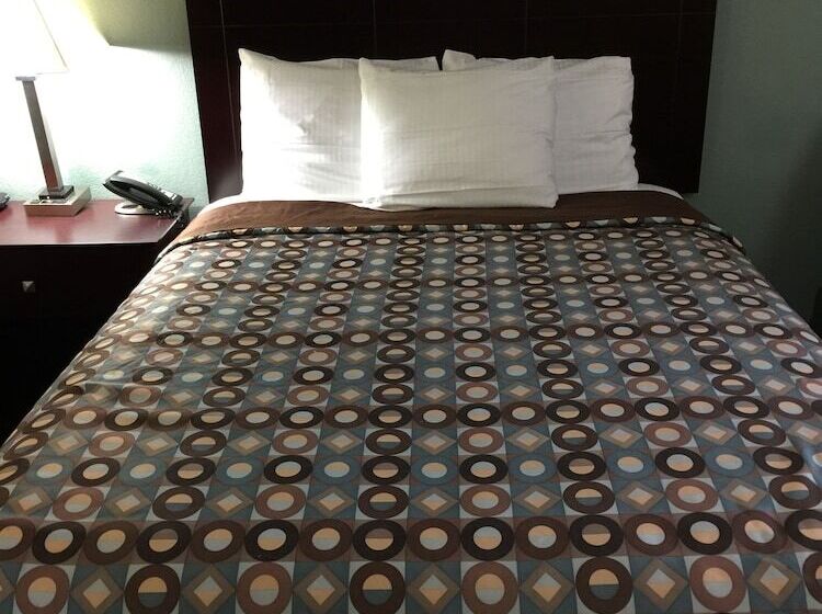 모텔 Pearsall Inn And Suites