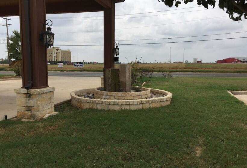 모텔 Pearsall Inn And Suites