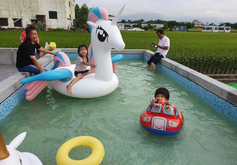 تختخواب و صبحانه Honeysuckle Family Castle