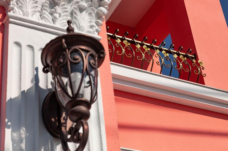 تختخواب و صبحانه Honeysuckle Family Castle