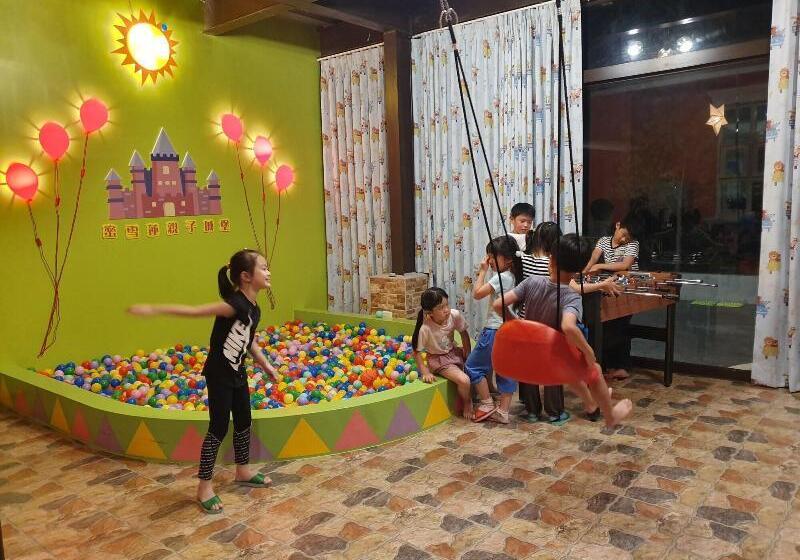 تختخواب و صبحانه Honeysuckle Family Castle