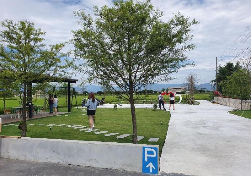 تختخواب و صبحانه Honeysuckle Family Castle