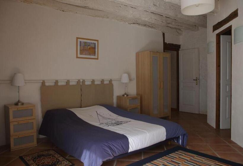 مبيت وإفطار Les Tours De Bombel