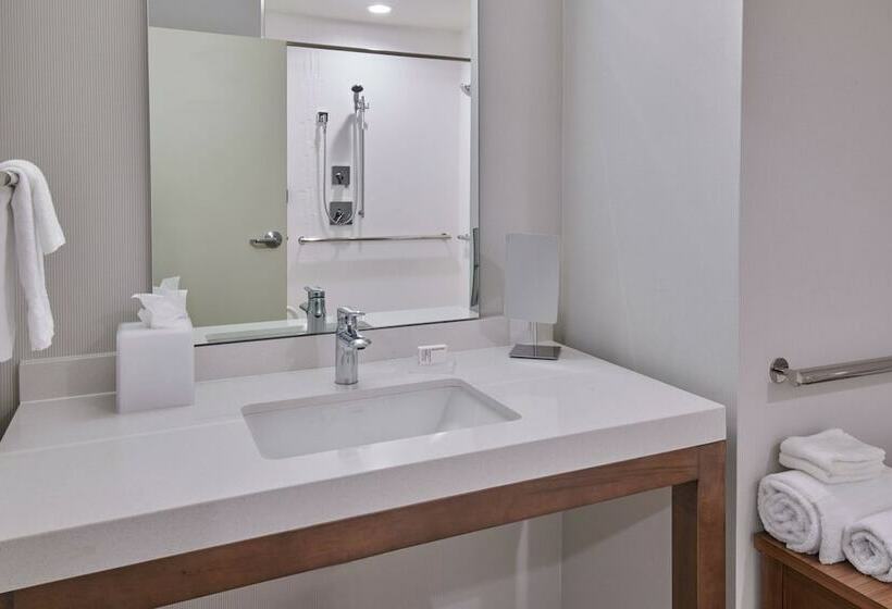 هتل Courtyard By Marriott Petoskey At Victories Square