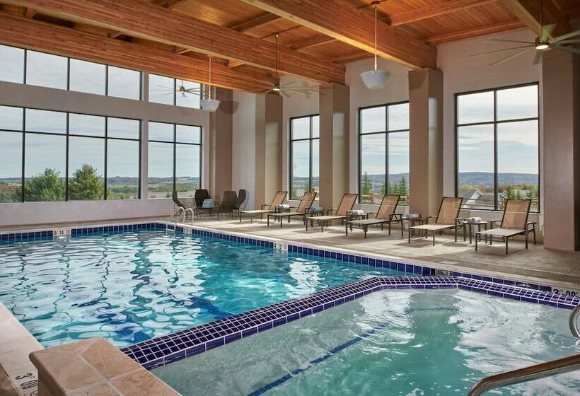 هتل Courtyard By Marriott Petoskey At Victories Square