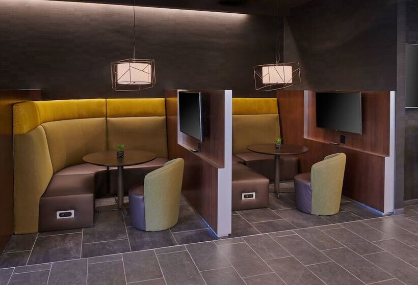 هتل Courtyard By Marriott Petoskey At Victories Square