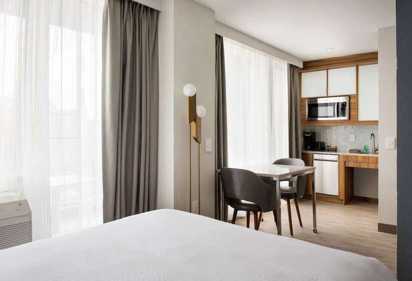 Hotel Towneplace Suites By Marriott New York Long Island City/manhattan View