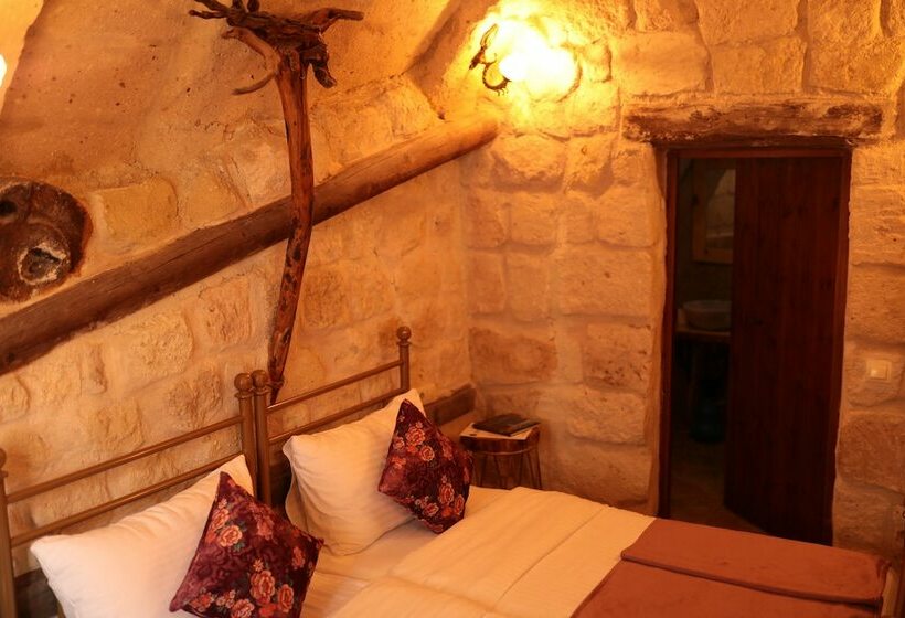 هتل Young Cave