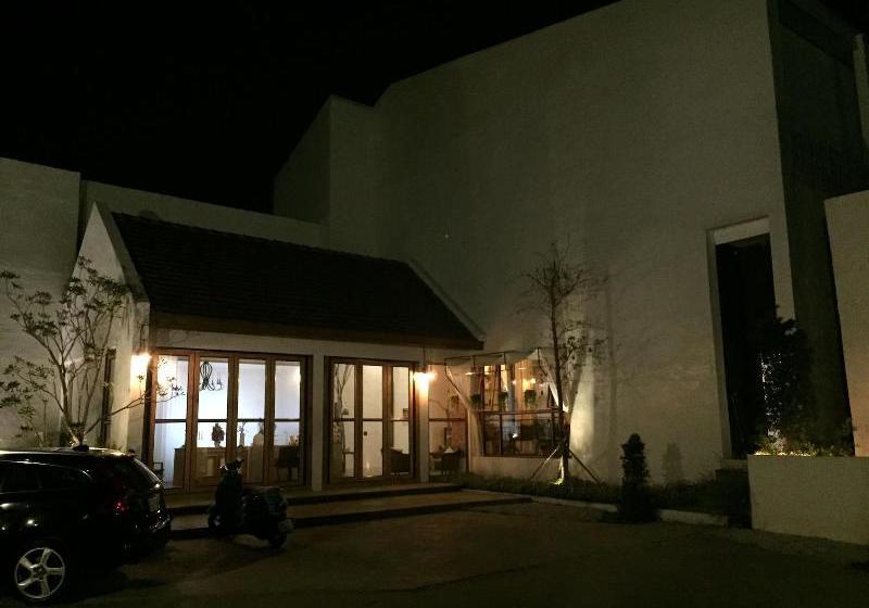 بنسيون White Wall Riverfront