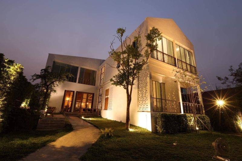 بنسيون White Wall Riverfront