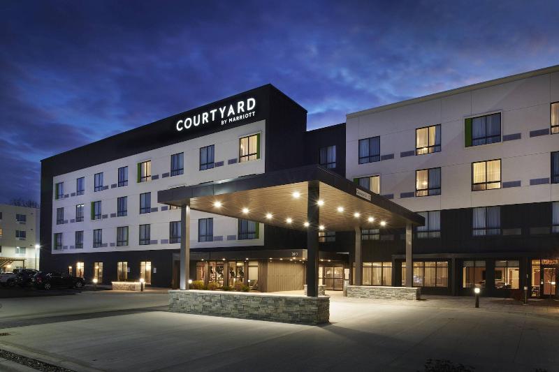 هتل Courtyard By Marriott Jackson
