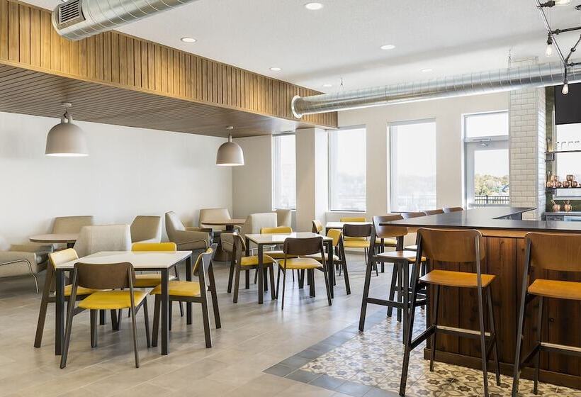 هتل Fairfield Inn & Suites By Marriott Des Moines Downtown