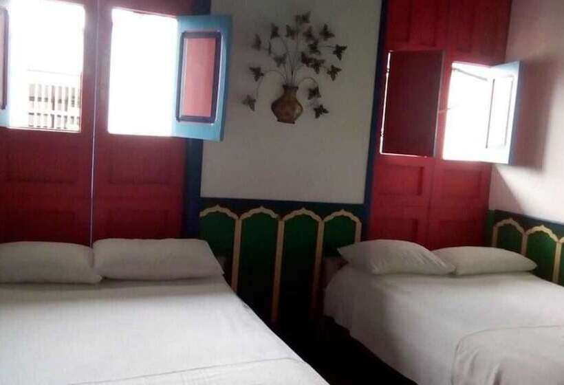 هتل Hostal De Jahn