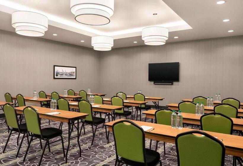 هتل La Quinta Inn & Suites By Wyndham Burlington