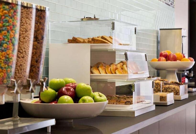 هتل La Quinta Inn & Suites By Wyndham Burlington