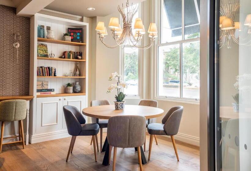 בית מלון כפרי Point A Kensington Olympia