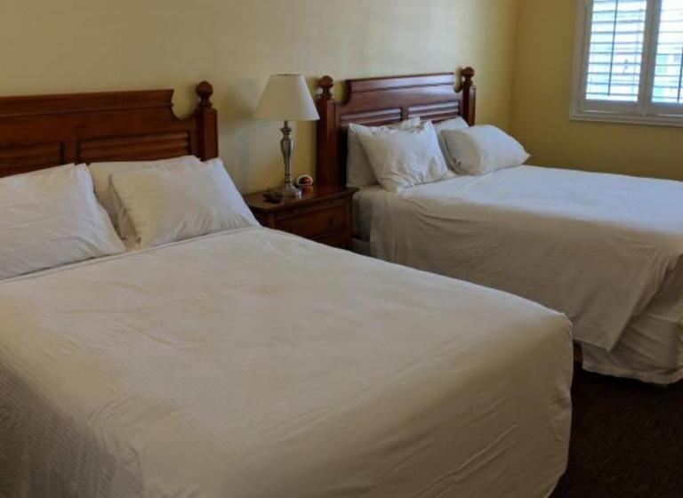 هتل Seashell Village Resort Near The Beach With Kitchens